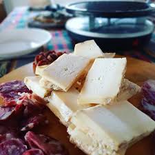 QUESO DE CABRA  SEMIDURO-TIPO CHEVROTIN- PESO APROX DE 250 A 300GR -CHAMPS ELYSES